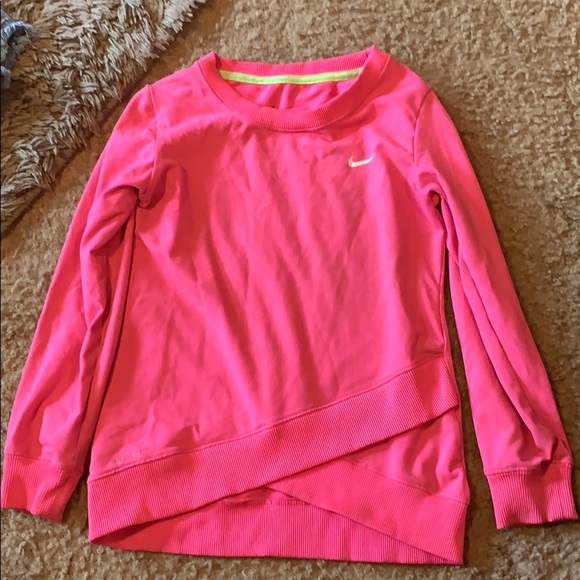2 girls Nike shirts. - Picture 2 of 4